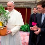 El 13 de agosto de 2013, en la Sala Clementina del Vaticano, Lionel Messi vivió uno de los momentos más emotivos de su carrera al conocer al Papa Francisco