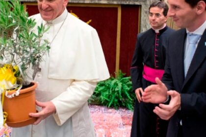 El 13 de agosto de 2013, en la Sala Clementina del Vaticano, Lionel Messi vivió uno de los momentos más emotivos de su carrera al conocer al Papa Francisco