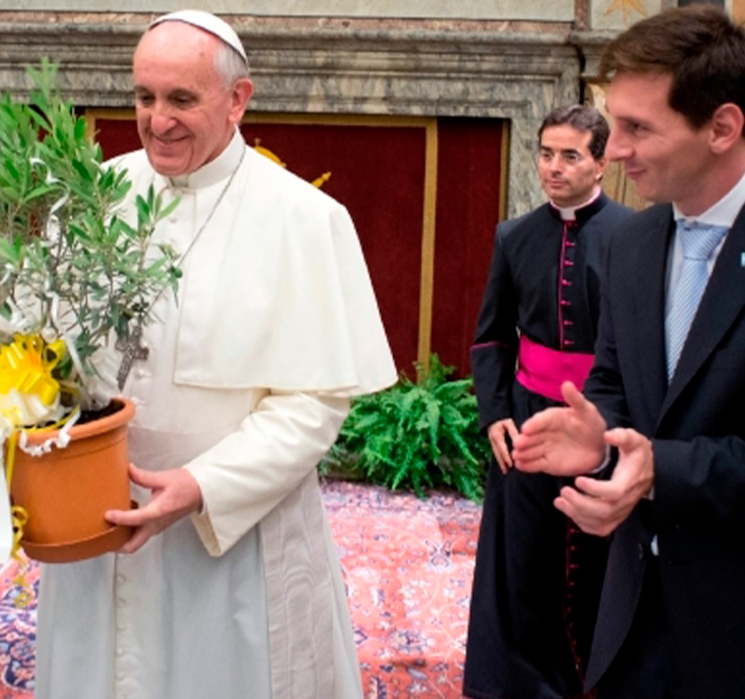 El 13 de agosto de 2013, en la Sala Clementina del Vaticano, Lionel Messi vivió uno de los momentos más emotivos de su carrera al conocer al Papa Francisco