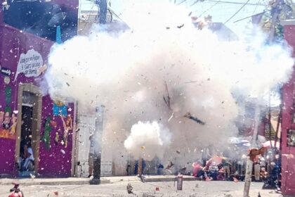 A las 12:00 del mediodía, las calles Hermanos Aldama y Amado Nervo se convirtieron en el escenario donde ardieron figuras de cartón