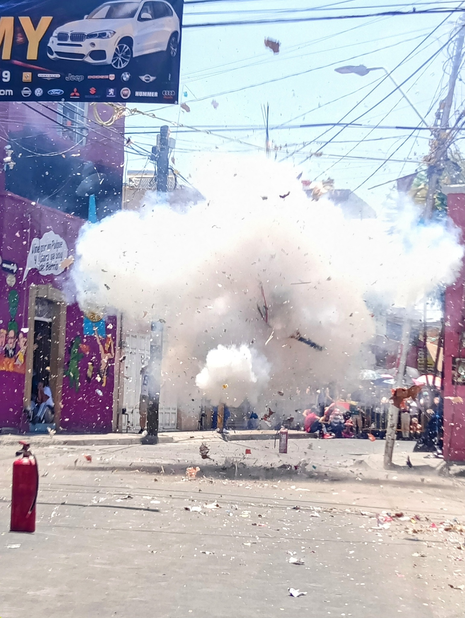 A las 12:00 del mediodía, las calles Hermanos Aldama y Amado Nervo se convirtieron en el escenario donde ardieron figuras de cartón