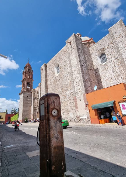 BOMBA DE GASOLINA: Ubicada en la emblemática esquina de las calles Mesones y Juárez,