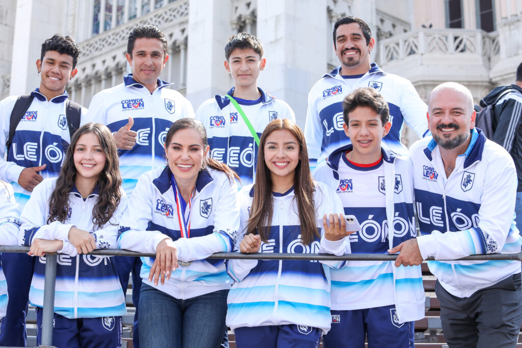 Más de 400 deportistas leoneses fueron abanderados.
