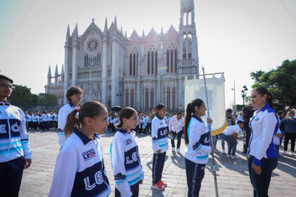 Con la mira puesta en lo más alto del podio, más de 400 deportistas leoneses fueron abanderados por la presidenta municipal Ale Gutiérrez.