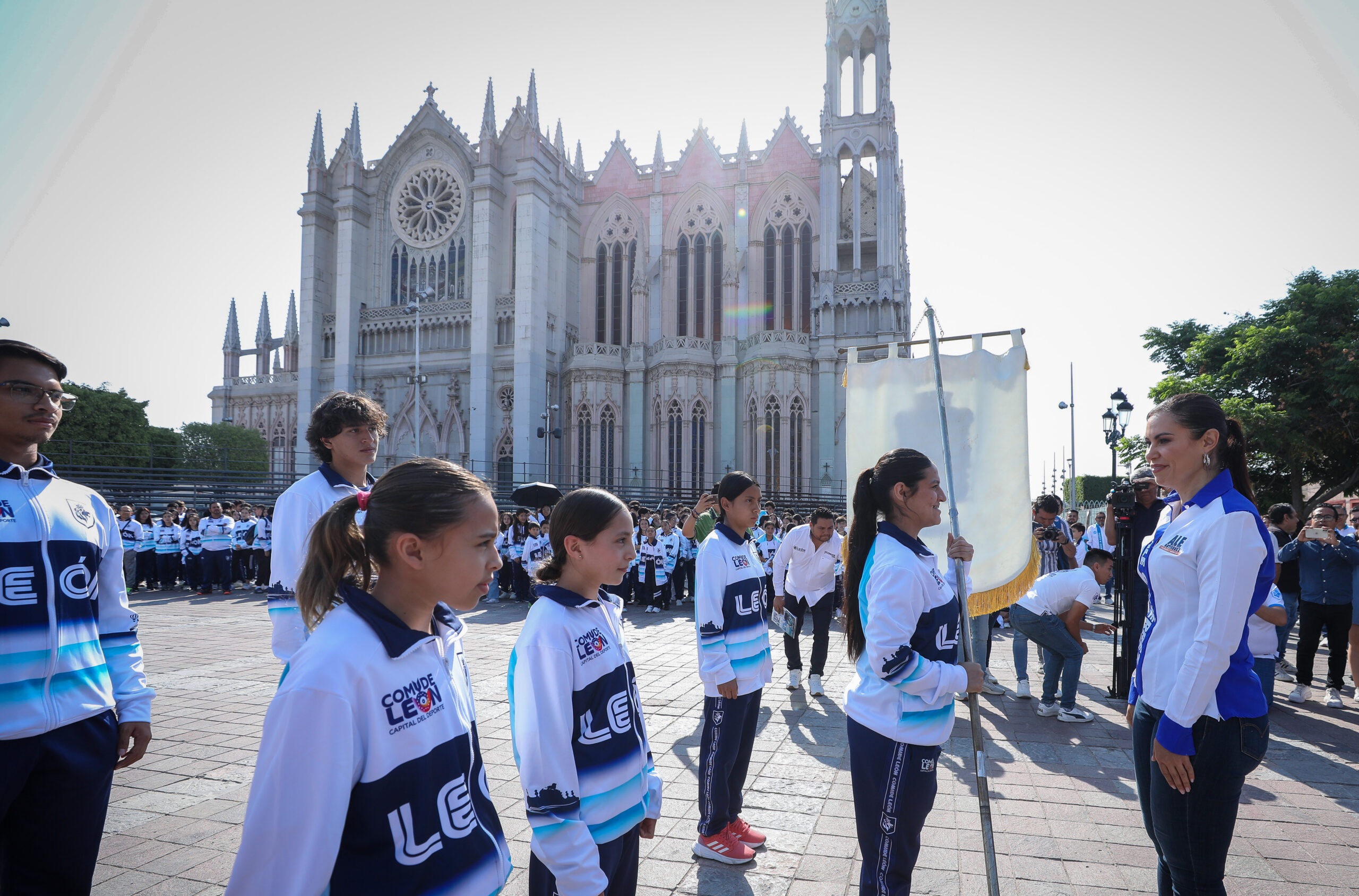 Con la mira puesta en lo más alto del podio, más de 400 deportistas leoneses fueron abanderados por la presidenta municipal Ale Gutiérrez.