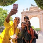 “Estamos haciendo el recorrido de todo lo que tenemos para esta Semana Santa y Pascua”, dijo Ale con paso firme desde el Arco de la Calzada,
