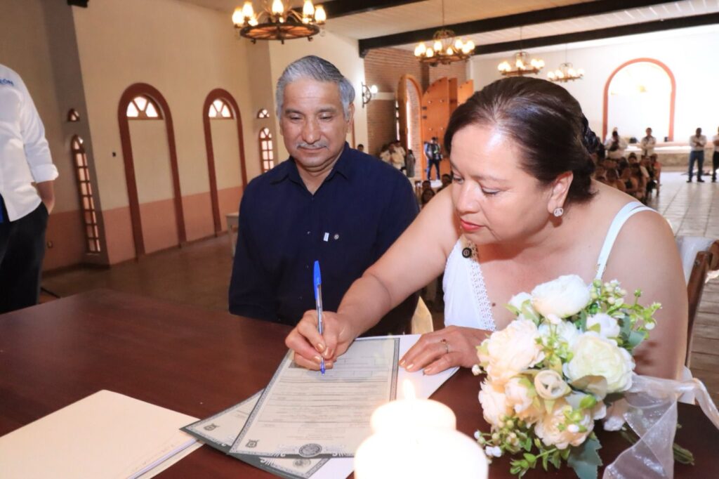 Servicios Esenciales: Asunción López, uno de los nuevos esposos, compartió una historia que arrancó sonrisas y aplausos