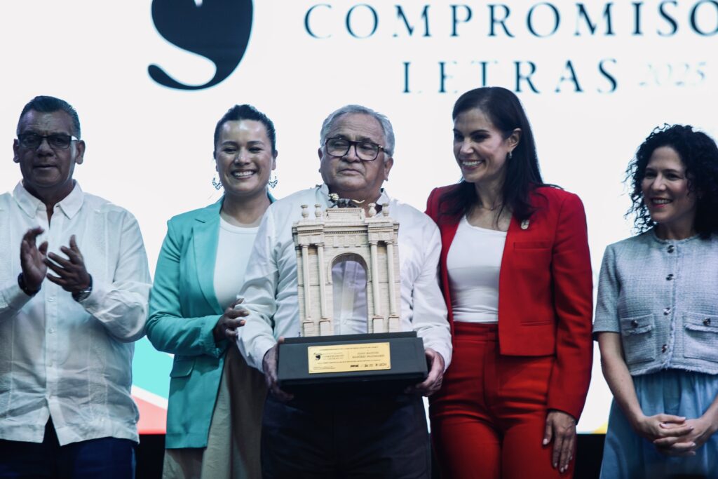 En la Feria del Libro reconocieronal escritor leonés Juan Manuel Ramírez Palomares con el premio "Compromiso con las Letras".