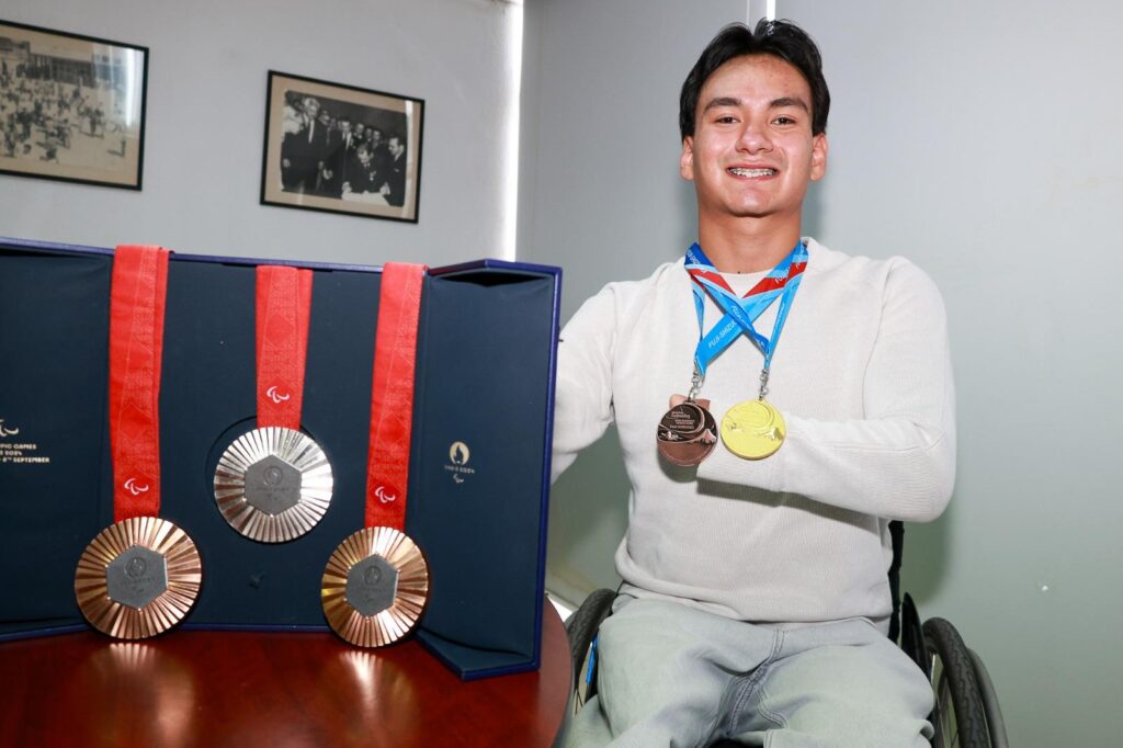 Ángel de Jesús Camacho , doble medallista paralímpico, conoció por primera vez el Centro Acuático que ahora lleva su nombre.