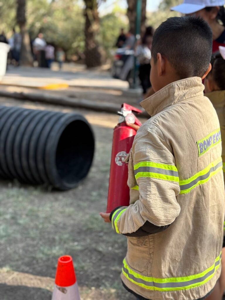 Bomberos enseñaron el uso de extintores en dinámicas tan lúdicas como educativas, mientras Protección Civil guiaba a los niños por los primeros auxilios con ejercicios prácticos.