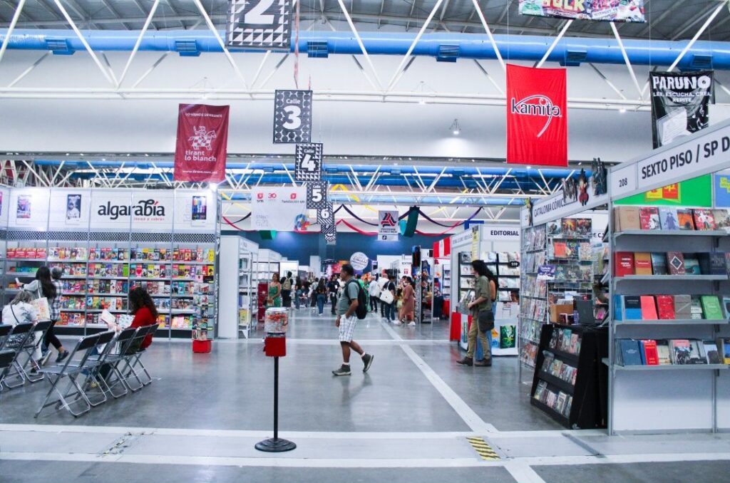 Feria del Libro: El olor a libros nuevos y la emoción por descubrir nuevas aventuras se respira en cada rincón.