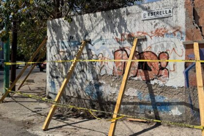 En la colonia Industrial, hay una barda que ya no se aguanta ni sola.