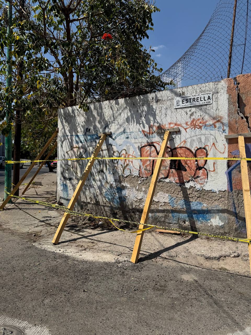 En la colonia Industrial, hay una barda que ya no se aguanta ni sola.