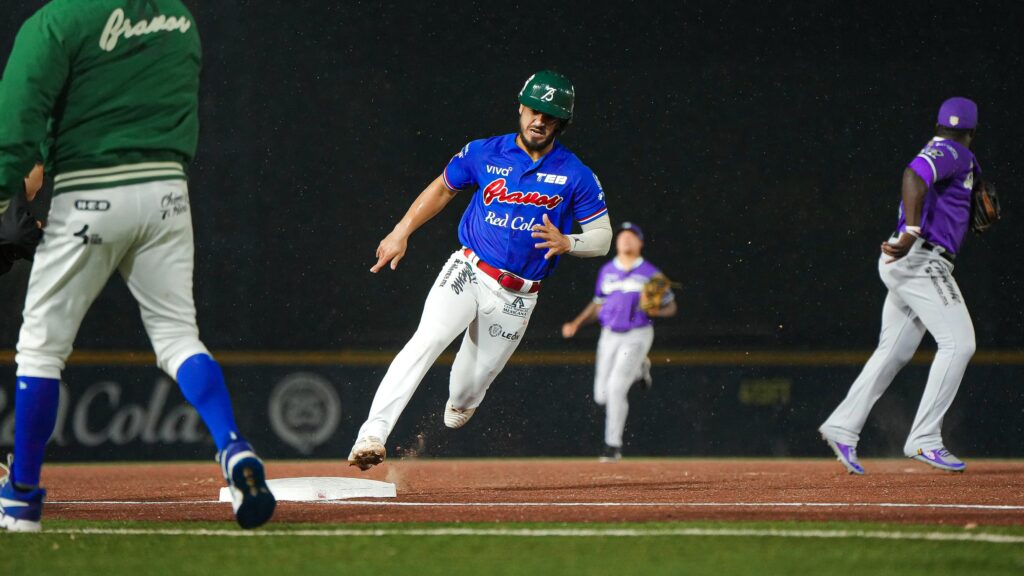 Jimmy Kerrigan sacude el estadio con grand slam bajo la lluvia