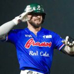 Jimmy Kerrigan sacude el estadio con grand slam bajo la lluvia