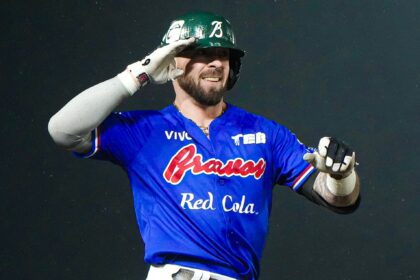 Jimmy Kerrigan sacude el estadio con grand slam bajo la lluvia