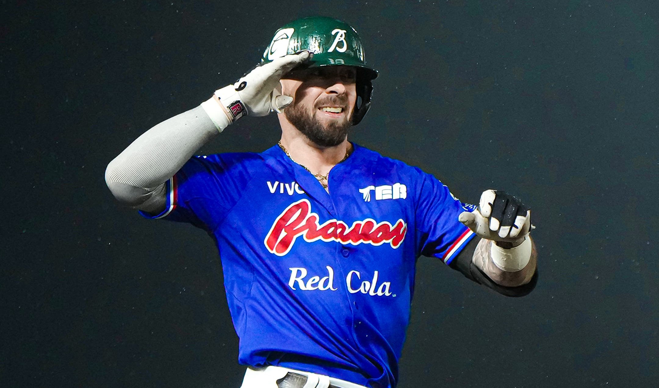 Jimmy Kerrigan sacude el estadio con grand slam bajo la lluvia