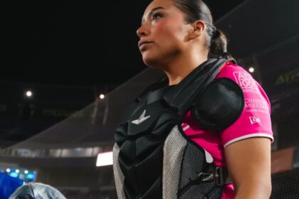 LEÓN, GTO.- El anuncio del regreso de Esthela Segovia a las Bravas de León ya está encendiendo la conversación entre la afición beisbolera y del softbol, pues Esthela llega con la mira puesta en una temporada 2026 que promete emociones fuertes y mucha competencia. La cátcher tijuanense vuelve a una novena que la recibió en un momento clave y ahora buscará consolidarse desde la pretemporada. Durante el cierre de la campaña anterior, la pelotera bajacaliforniana atendió el llamado del equipo luego de la baja temporal de Diana Árcega. Su participación fue breve, apenas un compromiso con tres turnos al bat, pero suficiente para mostrar su capacidad y dejar abierta la puerta a una nueva oportunidad. Ahora ese momento llegó y la lucha por la receptoría será una de las historias más interesantes rumbo al inicio del torneo 🥎✨ REGRESA A UNA RECEPTORÍA MUY COMPETITIVA En esta pelea por el puesto detrás del plato también estarán Árcega y la italiana Marta Gasparotto, quien fue titular en 2025. Nada está escrito y la competencia interna será intensa, lo que eleva las expectativas del equipo y mantiene a los aficionados atentos a cada movimiento. Esthela no es ajena a la Liga Mexicana de Softbol. Su trayectoria incluye su paso por El Águila de Veracruz e incluso formó parte del cuerpo técnico comandado por Flor Imperial en 2024. A eso se suma su experiencia en el diamante con las veracruzanas y su amplia actividad como seleccionada nacional, participando en ediciones recientes de la Copa Mundial en 2023 y 2024. Todo esto la convierte en una jugadora completa, con lectura de juego y una trayectoria que inspira a quienes siguen su carrera. UNA JUGADORA DE PROYECCIÓN INTERNACIONAL También destaca que Esthela fue una de las nueve mexicanas seleccionadas para el primer draft de la nueva Liga Profesional Femenil de Beisbol, la WPBL, programada para agosto del próximo año en Estados Unidos. Además, acaba de concluir su participación con el equipo Ángeles de Santa Rosa en la liga de Curazao, lo que demuestra el ritmo competitivo que mantiene durante todo el año 🌎⚾ Con su retorno, el roster de Bravas se fortalece con una mezcla interesante de talento mexicano y extranjero. Tras alcanzar su primera postemporada este año, mantienen la base que ya dio resultados y ahora suman figuras como la pitcher olímpica Rachel García junto a nuevos rostros que buscarán brillar. La temporada arranca el 22 y 23 de enero en el Estadio Domingo Santana frente a Naranjeros Softbol Femenil y la emoción ya se siente entre quienes siguen al equipo. El 2026 traerá una versión renovada y más competitiva de Bravas, y la presencia de Esthela es un ingrediente especial para un proyecto deportivo que sigue creciendo y generando expectativas entre la afición de León 🧡🥎